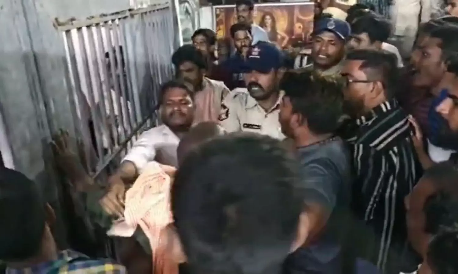 Akhanda 2: నంద్యాలలోని రామనాథ థియేటర్ దగ్గర ఉద్రిక్తత Akhanda 2: నంద్యాలలోని రామనాథ థియేటర్ దగ్గర ఉద్రిక్తత