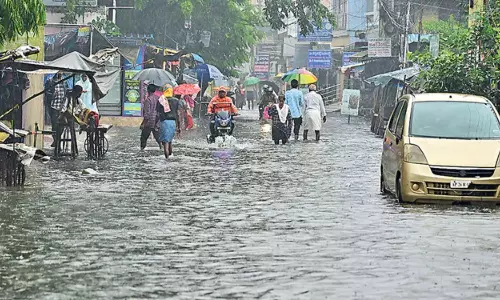 Nellore Floods: ఉమ్మడి నెల్లూరులో క్లౌడ్ బరస్ట్ బీభత్సం.. చెన్నై, తిరుపతి మార్గాల్లో కిలోమీటర్ల మేర నిలిచిన వాహనాలు