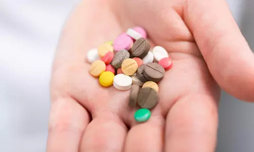 సొంత వైద్యం.. మొదటికే మోసం! యాంటిబయోటిక్స్ దుర్వినియోగంతో AMR పెరుగుదలపై నిపుణుల ఆందోళన సొంత వైద్యం.. మొదటికే మోసం! యాంటిబయోటిక్స్ దుర్వినియోగంతో AMR పెరుగుదలపై నిపుణుల ఆందోళన