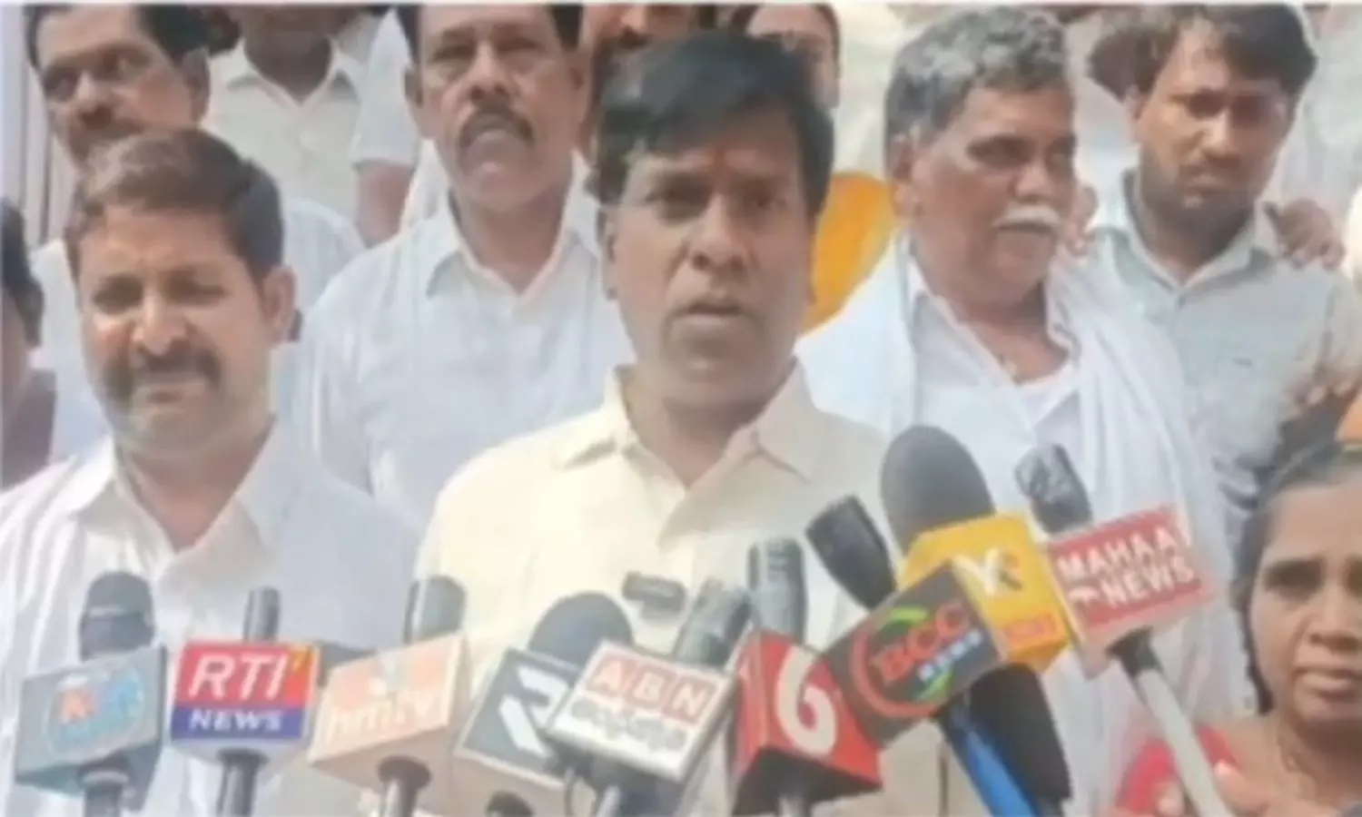 విద్యార్ధులు చదువులో ఆసక్తిని పెంపొందించుకోవాలి-ఎమ్మెల్యే జయనాగేశ్వర్ రెడ్డి విద్యార్ధులు చదువులో ఆసక్తిని పెంపొందించుకోవాలి-ఎమ్మెల్యే జయనాగేశ్వర్ రెడ్డి