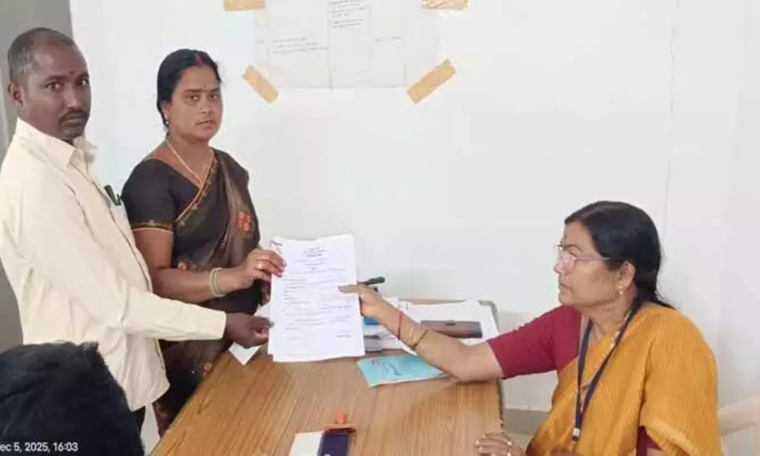 Telangana Local Body Elections: ఉద్యోగం వదిలి.. ఎన్నికల బరిలోకి.. Telangana Local Body Elections: ఉద్యోగం వదిలి.. ఎన్నికల బరిలోకి..