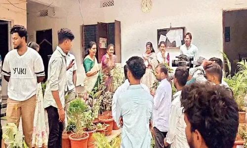 కర్నూలు ఆయుష్మాన్ నర్సింగ్ కాలేజీ విద్యార్ధుల నిరసన కర్నూలు ఆయుష్మాన్ నర్సింగ్ కాలేజీ విద్యార్ధుల నిరసన