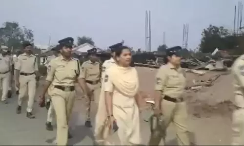 Panchayat Elections: ఆసిఫాబాద్ జిల్లాలో పోలీసుల ఫ్లాగ్మార్చ్ Panchayat Elections: ఆసిఫాబాద్ జిల్లాలో పోలీసుల ఫ్లాగ్మార్చ్