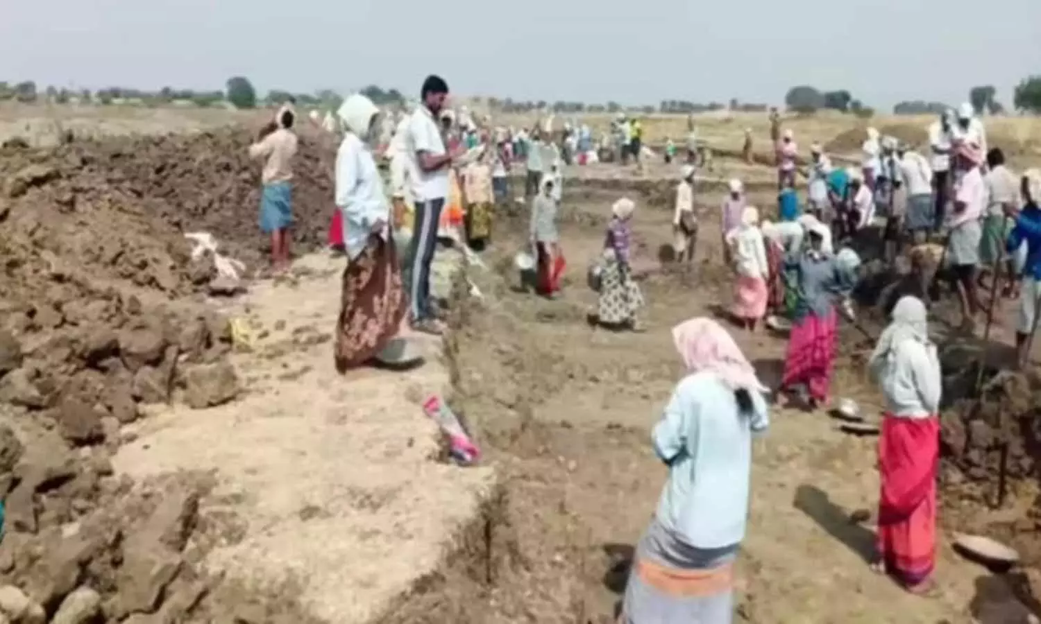 ఉపాధికి పని గండం – గ్రామీణ కూలీలకు పెరుగుతున్న ఇబ్బందులు ఉపాధికి పని గండం – గ్రామీణ కూలీలకు పెరుగుతున్న ఇబ్బందులు