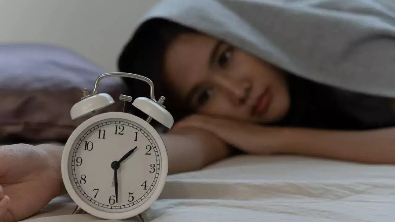 Sleep Deprivation : జాగ్రత్త..6 గంటల కంటే తక్కువ నిద్ర పోతున్నారా? నిద్ర తక్కువైతే నరకమే! Sleep Deprivation : జాగ్రత్త..6 గంటల కంటే తక్కువ నిద్ర పోతున్నారా? నిద్ర తక్కువైతే నరకమే!