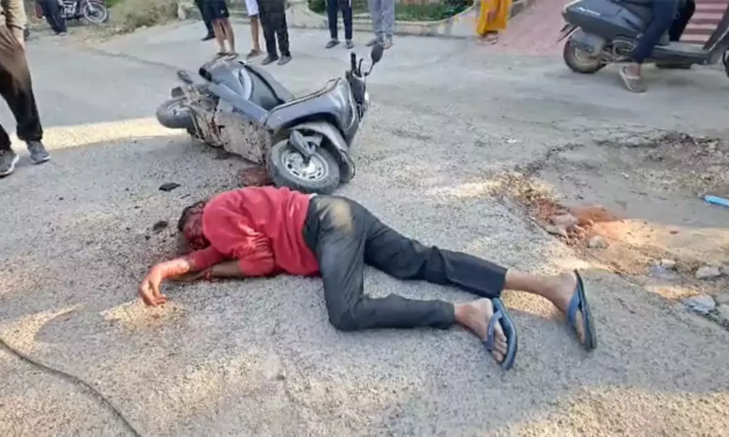 Hyderabad: కత్తులతో పొడిచి.. తుపాకీతో కాల్చి.. హైదరాబాద్లో రియల్టర్ దారుణహత్య Hyderabad: కత్తులతో పొడిచి.. తుపాకీతో కాల్చి.. హైదరాబాద్లో రియల్టర్ దారుణహత్య