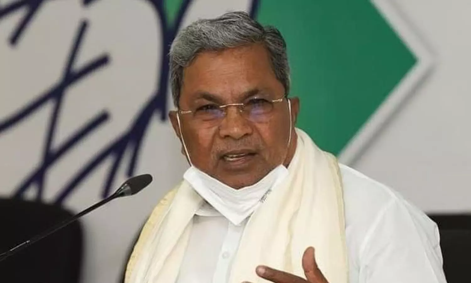 Supreme Court: కర్ణాటక సీఎం సిద్ధరామయ్యకు సుప్రీంకోర్టు నోటీసులు Supreme Court: కర్ణాటక సీఎం సిద్ధరామయ్యకు సుప్రీంకోర్టు నోటీసులు