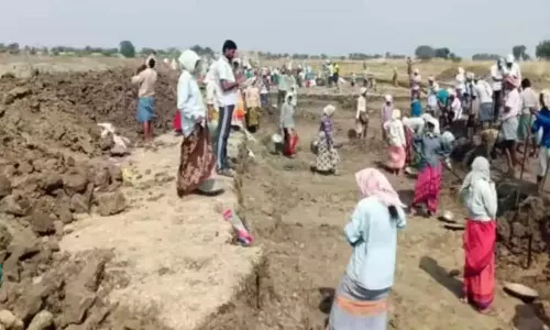 ఉపాధికి పని గండం – గ్రామీణ కూలీలకు పెరుగుతున్న ఇబ్బందులు ఉపాధికి పని గండం – గ్రామీణ కూలీలకు పెరుగుతున్న ఇబ్బందులు