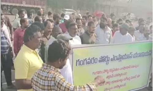 Visakhapatnam: గంగవరం పోర్టు దగ్గర ఉద్రిక్తత Visakhapatnam: గంగవరం పోర్టు దగ్గర ఉద్రిక్తత