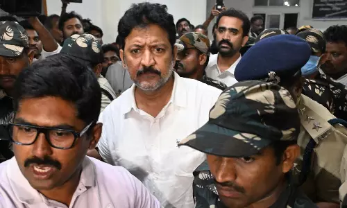 సత్యవర్ధన్ కిడ్నాప్ కేసు.. వల్లభనేని వంశీ ప్రధాన అనుచరుడు సరెండర్ సత్యవర్ధన్ కిడ్నాప్ కేసు.. వల్లభనేని వంశీ ప్రధాన అనుచరుడు సరెండర్