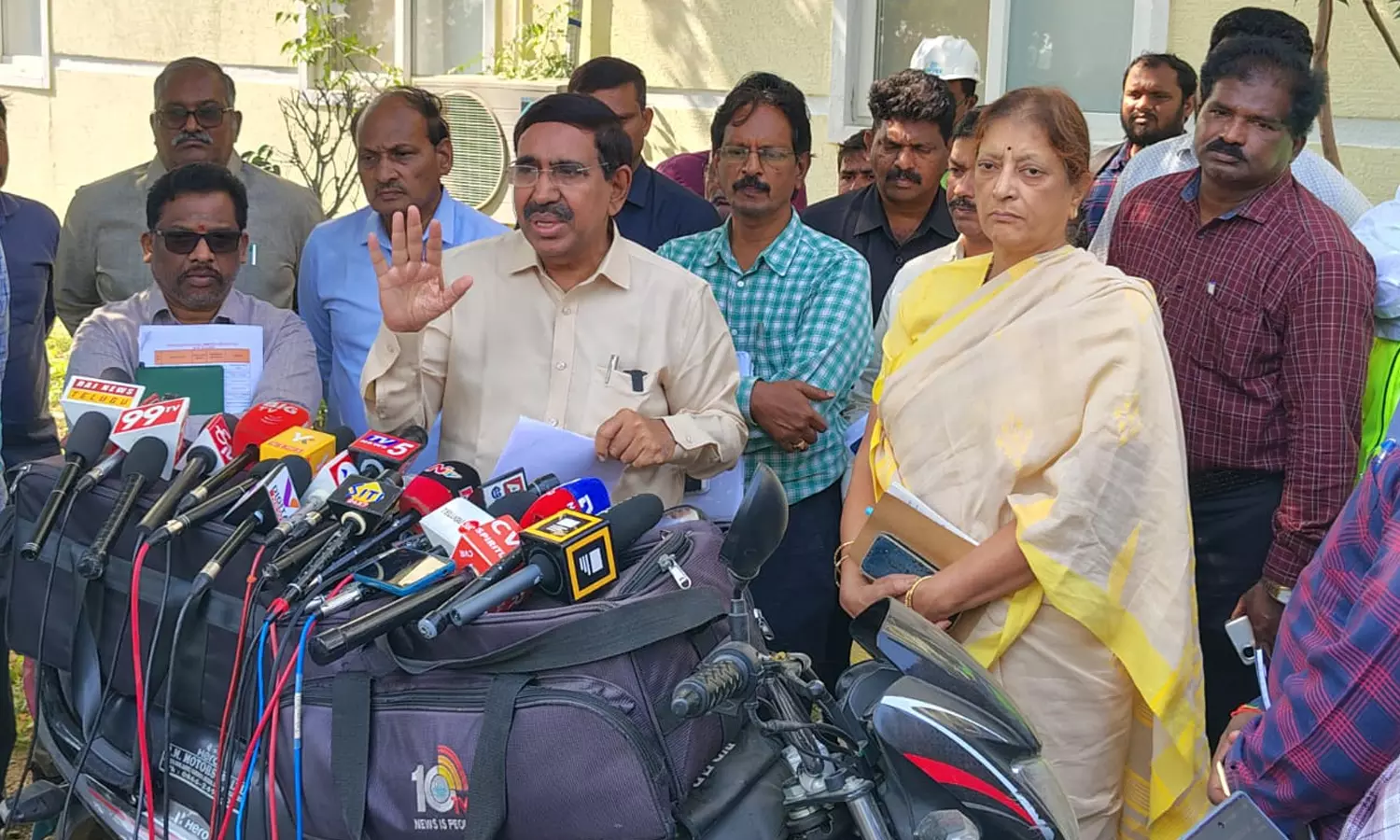 రాజధానిలో మంత్రి నారాయణ పర్యటన రాజధానిలో మంత్రి నారాయణ పర్యటన