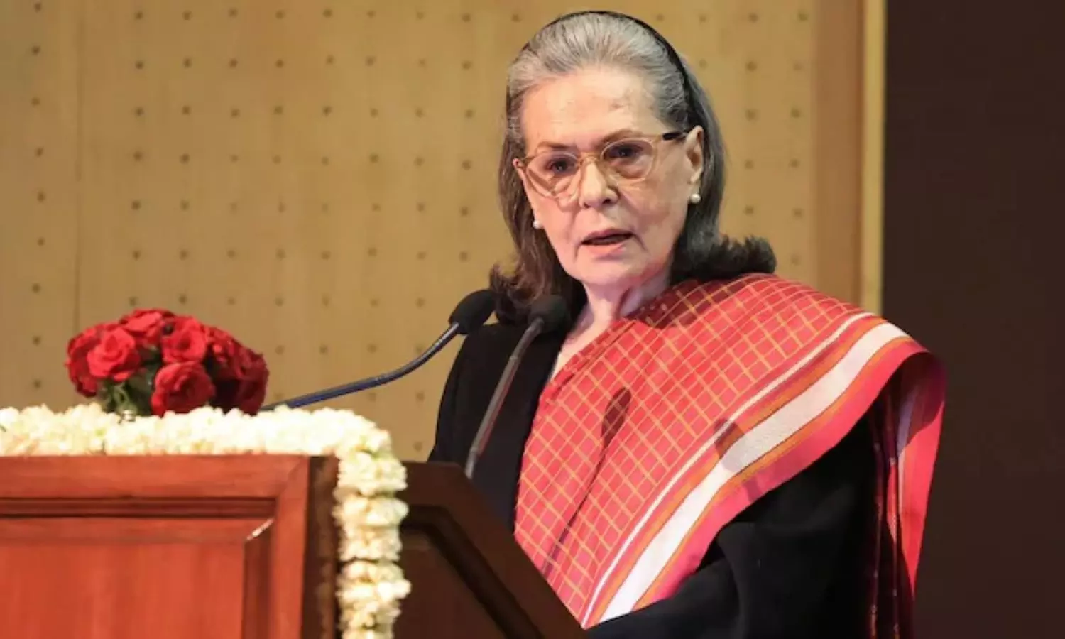 Sonia Gandhi: సోనియా గాంధీకి కోర్టు నోటీసులు..! Sonia Gandhi: సోనియా గాంధీకి కోర్టు నోటీసులు..!