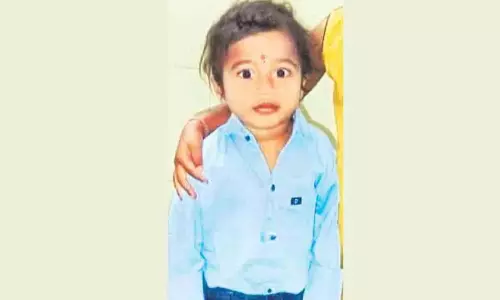 Peddapalli: పుట్టిన రోజే మృత్యు ఒడికి.. వేడి సాంబార్‌ పాత్రలో పడిన బాలుడు