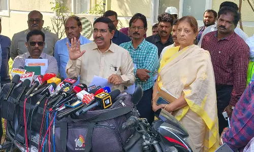 రాజధానిలో మంత్రి నారాయణ పర్యటన రాజధానిలో మంత్రి నారాయణ పర్యటన