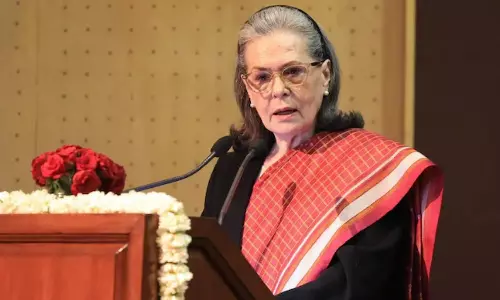 Sonia Gandhi: సోనియా గాంధీకి కోర్టు నోటీసులు..! Sonia Gandhi: సోనియా గాంధీకి కోర్టు నోటీసులు..!