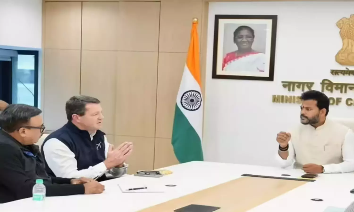 క్రమంగా తగ్గుతున్న ఇండిగో సంక్షోభం : ప్రభుత్వ ఆదేశాలతో 10% ఆపరేషనల్ రద్దులు క్రమంగా తగ్గుతున్న ఇండిగో సంక్షోభం : ప్రభుత్వ ఆదేశాలతో 10% ఆపరేషనల్ రద్దులు