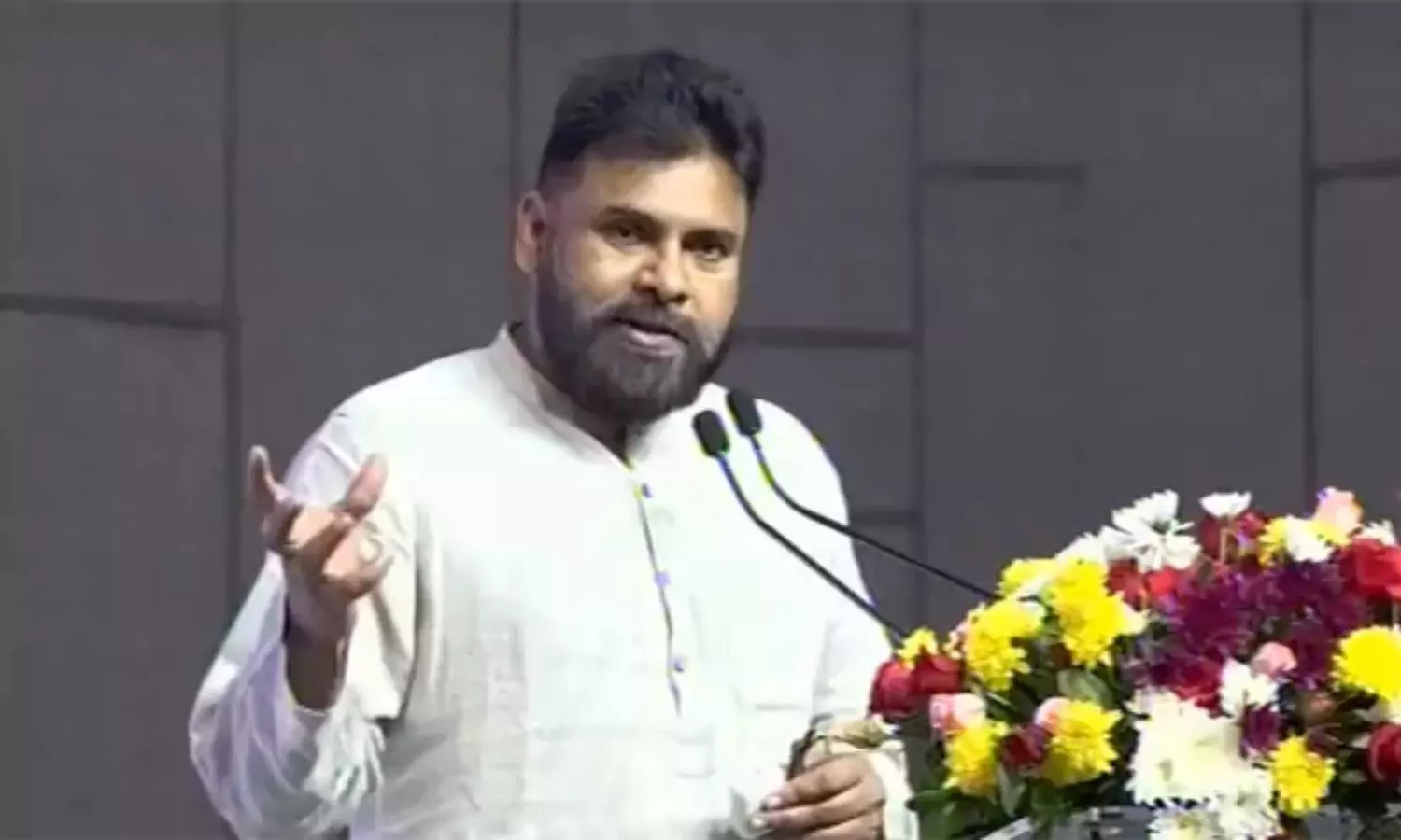 Pawan Kalyan: పంచాయతీరాజ్ ఉద్యోగులు ఒక కుటుంబంలా పనిచేయాలి