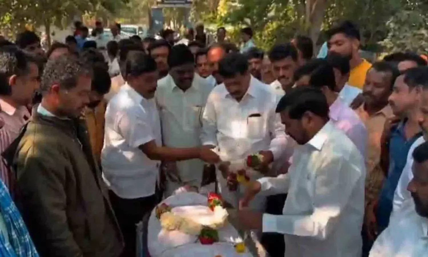 Jagadish Reddy: ఉప్పల మల్లయ్య పార్థివ దేహానికి జగదీష్ రెడ్డి నివాళులు Jagadish Reddy: ఉప్పల మల్లయ్య పార్థివ దేహానికి జగదీష్ రెడ్డి నివాళులు