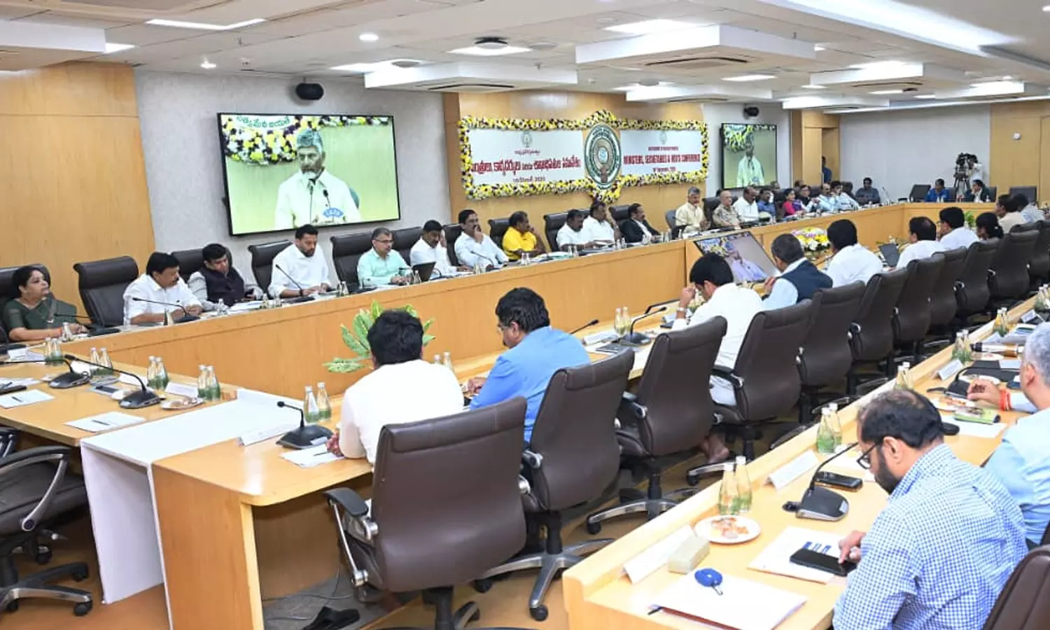 ఇచ్చిన మాటకు కట్టుబడి విద్యుత్ ఛార్జీలు పెంచం:సీఎం ఇచ్చిన మాటకు కట్టుబడి విద్యుత్ ఛార్జీలు పెంచం:సీఎం