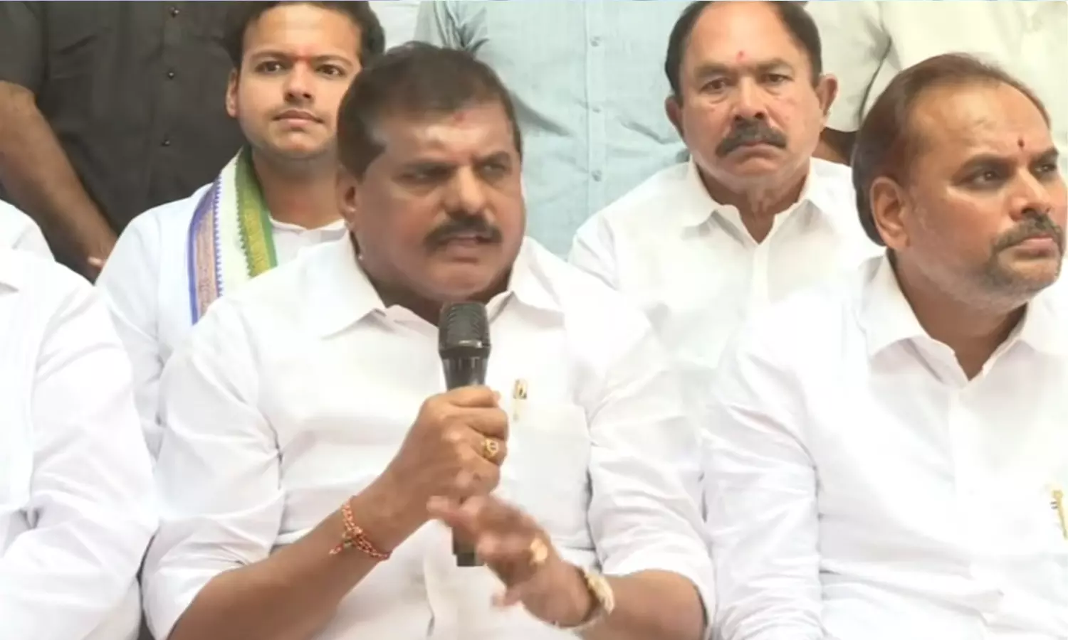 చంద్రబాబు ఎప్పుడు సీఎం అయినా కార్పోరేట్లకు మేలు : బొత్స చంద్రబాబు ఎప్పుడు సీఎం అయినా కార్పోరేట్లకు మేలు : బొత్స