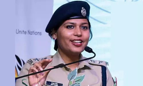 రాజకీయ నేతకు ఎస్పీ ఈషా సింగ్ హెచ్చరిక రాజకీయ నేతకు ఎస్పీ ఈషా సింగ్ హెచ్చరిక