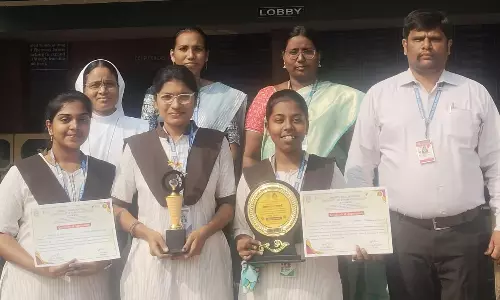 జాతీయ సదస్సులో నిర్మలా ఫార్మసీ కళాశాల విద్యార్థుల ప్రతిభ జాతీయ సదస్సులో నిర్మలా ఫార్మసీ కళాశాల విద్యార్థుల ప్రతిభ