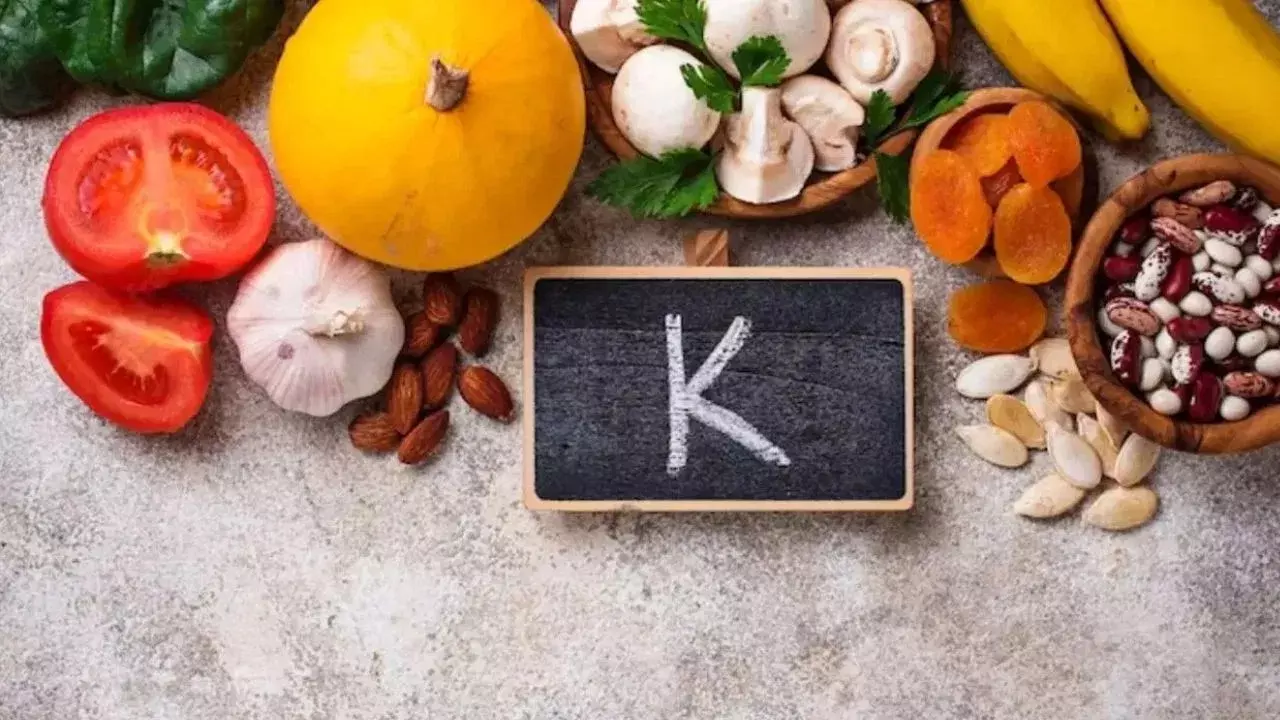 Vitamin K : అస్సలు నిర్లక్ష్యం చేయవద్దు.. విటమిన్ కె లోపిస్తే శరీరం ఇచ్చే ముఖ్యమైన హెచ్చరికలు ఇవే! Vitamin K : అస్సలు నిర్లక్ష్యం చేయవద్దు.. విటమిన్ కె లోపిస్తే శరీరం ఇచ్చే ముఖ్యమైన హెచ్చరికలు ఇవే!