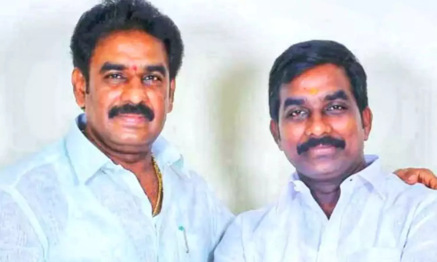 Pinnelli Ramakrishna Reddy: మాచర్ల కోర్టులో లొంగిపోయిన పిన్నెల్లి సోదరులు Pinnelli Ramakrishna Reddy: మాచర్ల కోర్టులో లొంగిపోయిన పిన్నెల్లి సోదరులు
