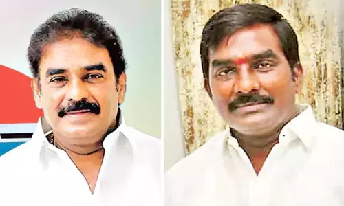 Palnadu: పల్నాడు జిల్లాలో టెన్షన్.. టెన్షన్.. కాసేపట్లో పోలీసుల ఎదుట లొంగిపోనున్న పిన్నెల్లి సోదరులు Palnadu: పల్నాడు జిల్లాలో టెన్షన్.. టెన్షన్.. కాసేపట్లో పోలీసుల ఎదుట లొంగిపోనున్న పిన్నెల్లి సోదరులు