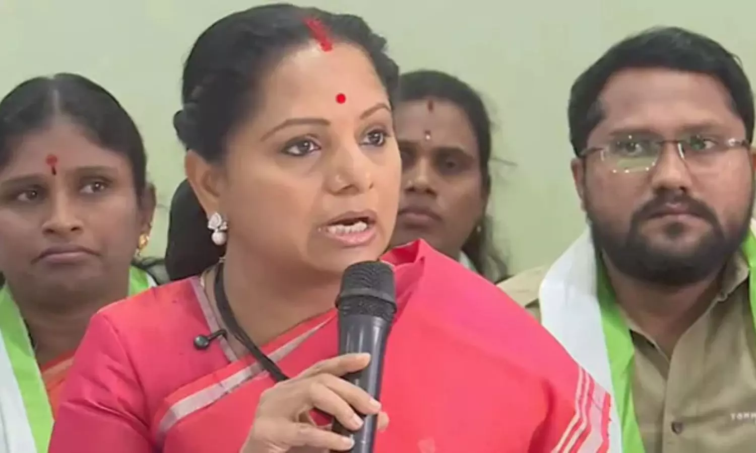 మాట్లాడితే నా భర్త ఫోన్ను ట్యాప్ చేయించారు.. గత ప్రభుత్వంపై కవిత తీవ్ర ఆరోపణలు మాట్లాడితే నా భర్త ఫోన్ను ట్యాప్ చేయించారు.. గత ప్రభుత్వంపై కవిత తీవ్ర ఆరోపణలు