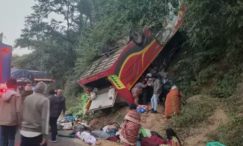 ట్రావెల్ బస్సు లోయలోపడి 9 మంది మృతి ట్రావెల్ బస్సు లోయలోపడి 9 మంది మృతి