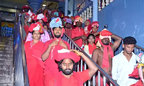 Vijayawada: ఇంద్రకీలాద్రిపై కొనసాగుతున్న భవానీ దీక్షల విరమణ Vijayawada: ఇంద్రకీలాద్రిపై కొనసాగుతున్న భవానీ దీక్షల విరమణ