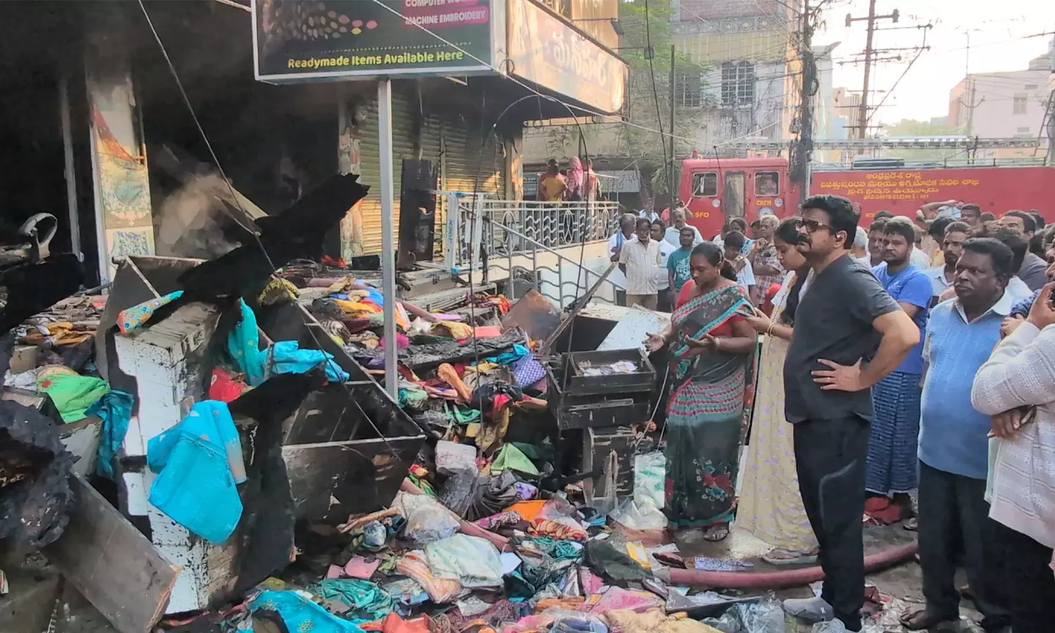 గుడివాడ అద్దేపల్లి కాంప్లెక్స్ లో భారీ అగ్నిప్రమాదం గుడివాడ అద్దేపల్లి కాంప్లెక్స్ లో భారీ అగ్నిప్రమాదం