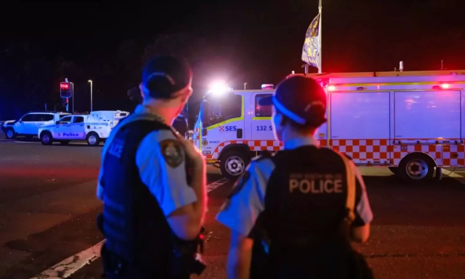 Sydney Bondi Beach Attack: ఆస్ట్రేలియా సిడ్నీలోని బాండీ బీచ్లో రెచ్చిపోయిన దుండగులు Sydney Bondi Beach Attack: ఆస్ట్రేలియా సిడ్నీలోని బాండీ బీచ్లో రెచ్చిపోయిన దుండగులు