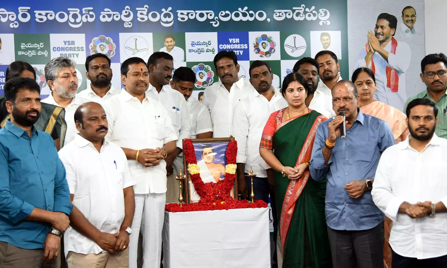 అమరజీవి విగ్రహం ఏర్పాటు చేసే స్థోమత లేదా? : వైసీపీ అమరజీవి విగ్రహం ఏర్పాటు చేసే స్థోమత లేదా? : వైసీపీ