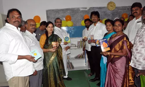 పాఠశాల లైబ్రరీకి కంప్యూటర్లు ఇచ్చిన డిప్యూటీ సీఎం పాఠశాల లైబ్రరీకి కంప్యూటర్లు ఇచ్చిన డిప్యూటీ సీఎం