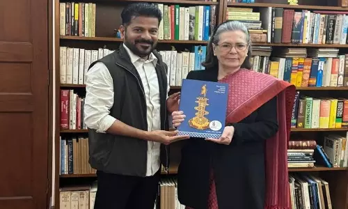 CM Revanth Reddy: ఢిల్లీలో సోనియాగాంధీని కలిసిన తెలంగాణ సీఎం రేవంత్ CM Revanth Reddy: ఢిల్లీలో సోనియాగాంధీని కలిసిన తెలంగాణ సీఎం రేవంత్