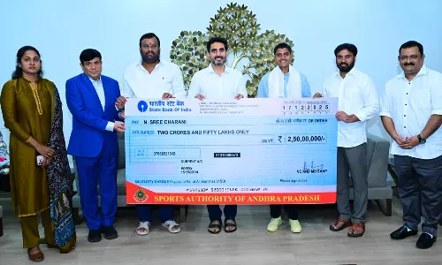 మహిళా క్రికెటర్ శ్రీచరణికి భారీ నగదు ప్రోత్సాహకం