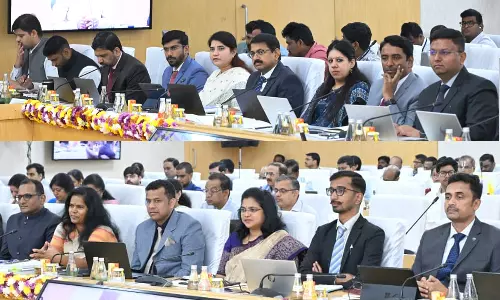 జిల్లాల వారీగా కలెక్టర్ల పనితీరుపై సీఎం చంద్రబాబు సమీక్ష