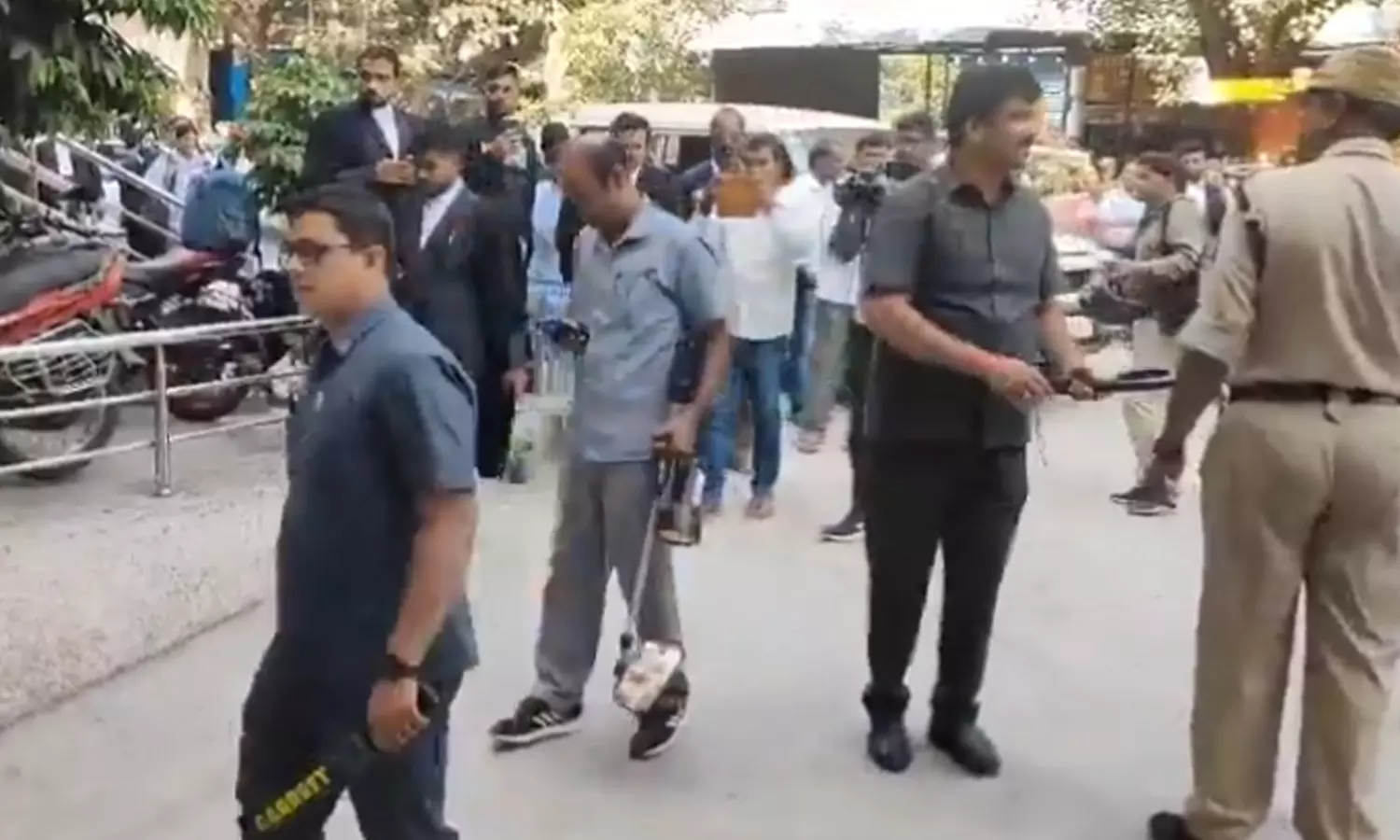 నాంపల్లి కోర్టుకు బాంబు బెదిరింపు నాంపల్లి కోర్టుకు బాంబు బెదిరింపు