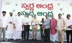 ‘స్వచ్ఛాంధ్ర-స్వర్ణాంధ్ర’లో పాల్గొన్న సీఎం చంద్రబాబు