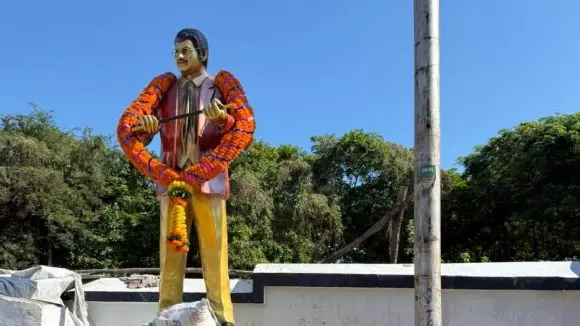Bhimavaram Krishna Statue Issue: భీమవరంలో సూపర్ స్టార్ కృష్ణ విగ్రహం వివాదం..హైకోర్ట్ స్టే ఉత్తర్వులు, అభిమానుల ఊరట Bhimavaram Krishna Statue Issue: భీమవరంలో సూపర్ స్టార్ కృష్ణ విగ్రహం వివాదం..హైకోర్ట్ స్టే ఉత్తర్వులు, అభిమానుల ఊరట