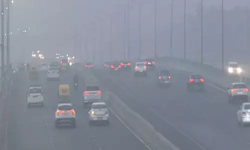 Delhi Fog Crisis: ఉత్తర భారతదేశాన్ని కమ్మేస్తున్న పొగమంచు, వాయుకాలుష్యం.. ఢిల్లీకి రెడ్ అలర్ట్ జారీ చేసిన IMD