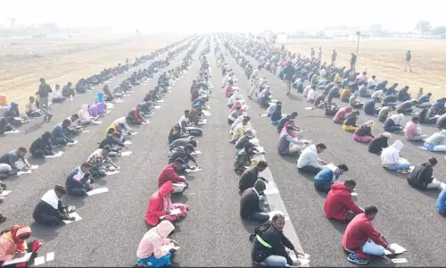 విమానాశ్రయం రన్‌వేపై పరీక్షా కేంద్రం.. హోంగార్డు ఉద్యోగానికి 8 వేల మంది పోటీ