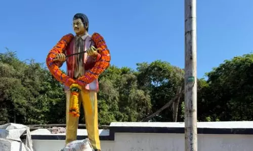 Bhimavaram Krishna Statue Issue: భీమవరంలో సూపర్ స్టార్ కృష్ణ విగ్రహం వివాదం..హైకోర్ట్ స్టే ఉత్తర్వులు, అభిమానుల ఊరట Bhimavaram Krishna Statue Issue: భీమవరంలో సూపర్ స్టార్ కృష్ణ విగ్రహం వివాదం..హైకోర్ట్ స్టే ఉత్తర్వులు, అభిమానుల ఊరట