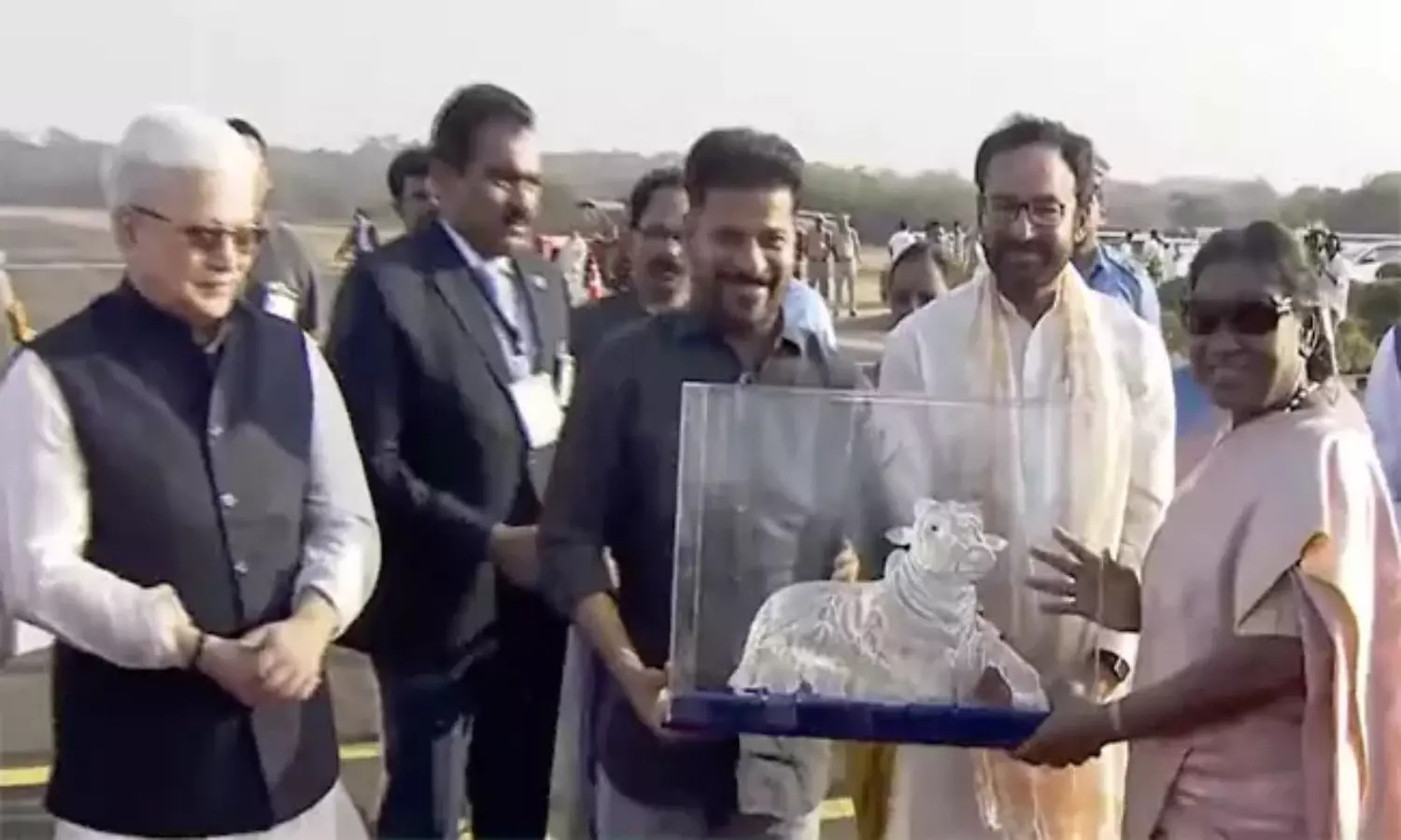 Droupadi Murmu: ముగిసిన రాష్ట్రపతి శీతాకాల విడిది.. ఢిల్లీకి పయనమైన ద్రౌపదీ ముర్ము! Droupadi Murmu: ముగిసిన రాష్ట్రపతి శీతాకాల విడిది.. ఢిల్లీకి పయనమైన ద్రౌపదీ ముర్ము!