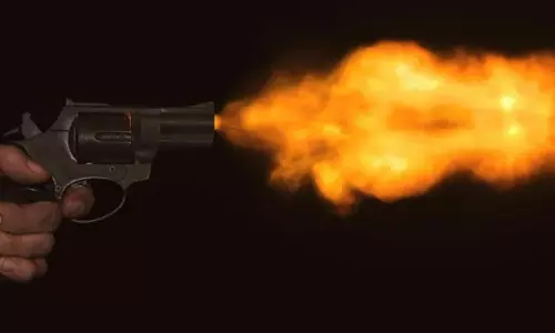 అనంతపురం జిల్లా ఆకుతోటపల్లి గ్రామంలో సీఐ కాల్పుల కలకలం