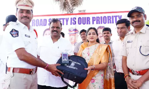 పోలీసులకు బ్రీత్ అనలైజర్లు అందించిన హోమ్ మంత్రి వంగలపూడి అనిత