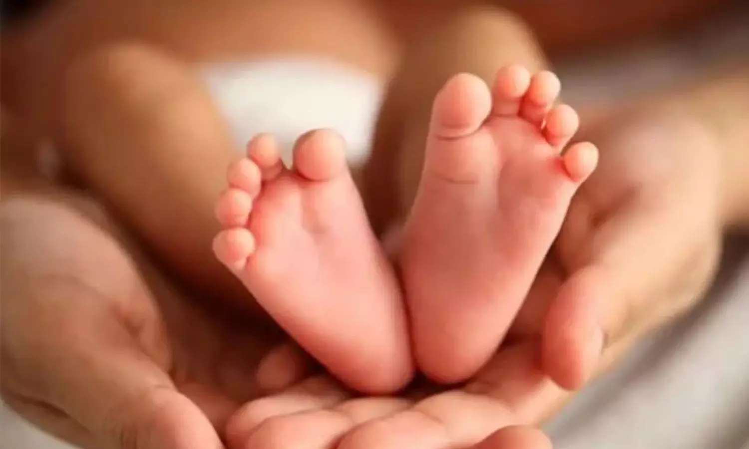 హైదరాబాద్లో పిల్లల్ని ఎత్తుకెళ్లి విక్రయాలు: ముఠా అరెస్ట్ హైదరాబాద్లో పిల్లల్ని ఎత్తుకెళ్లి విక్రయాలు: ముఠా అరెస్ట్