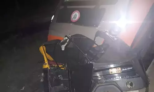 Vande Bharat: పట్టాలపై తాగినోడి ఆటో.. తృటిలో తప్పిన వందే భారత్ ఘోర ప్రమాదం!